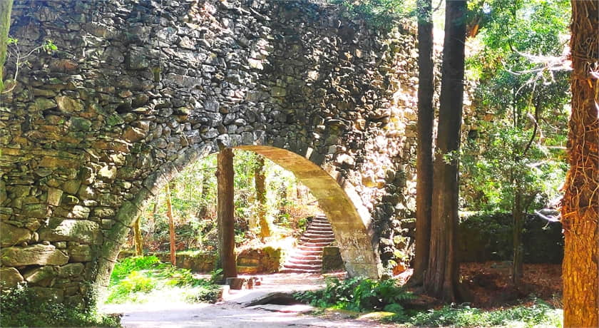 Arco de la condesa en el Bosque Encantado de Aldán