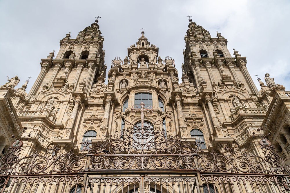 Fachada principal de la Catedral de Santiago de Compostela. Desde la plaza del Obradoiro, se ven las torres de la catedral con la piedra limpia.