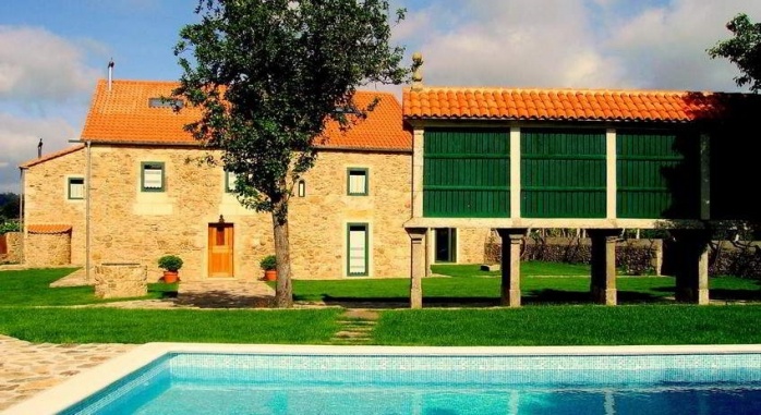 Detalle de la casa rural con encanto, hórreo y piscina Torres de moreda. Siente Galicia.