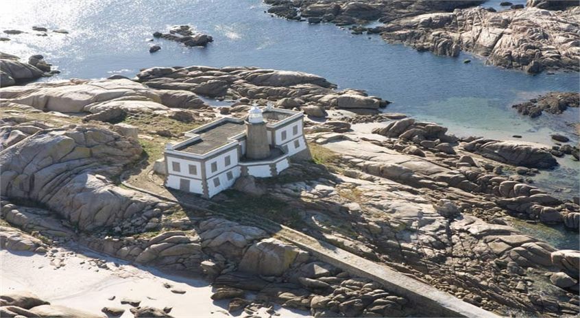 Vista aérea del faro de Isla Lobeira Grande de Corcubión, A Coruña. Siente Galicia.