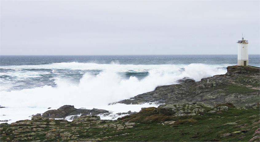 El mar golpeando con fuerza el cabo Roncudo con su faro a la derecha de la imagen. Visita obligada para el fin de semana en A Costa da Morte. Siente Galicia.
