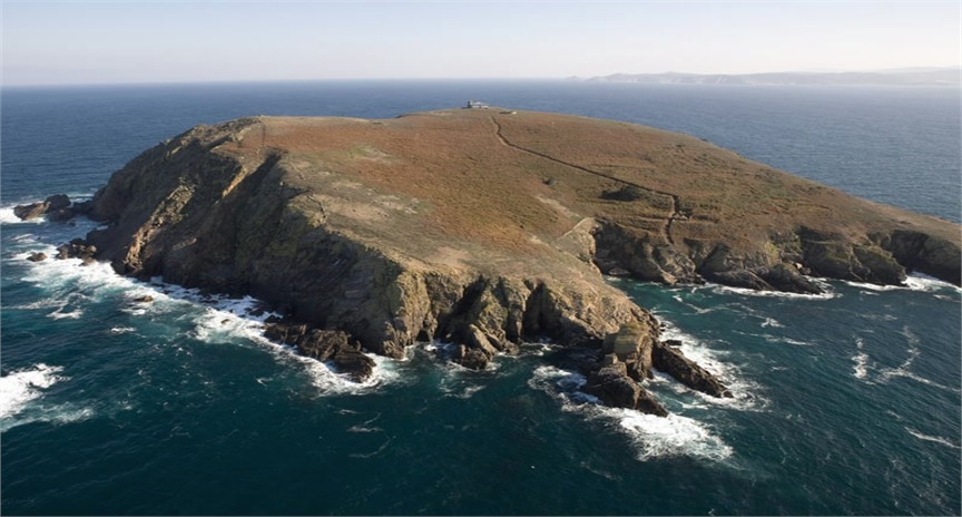 Toma aérea de la Isla Coelleira de O Vicedo, Lugo. Siente Galicia.