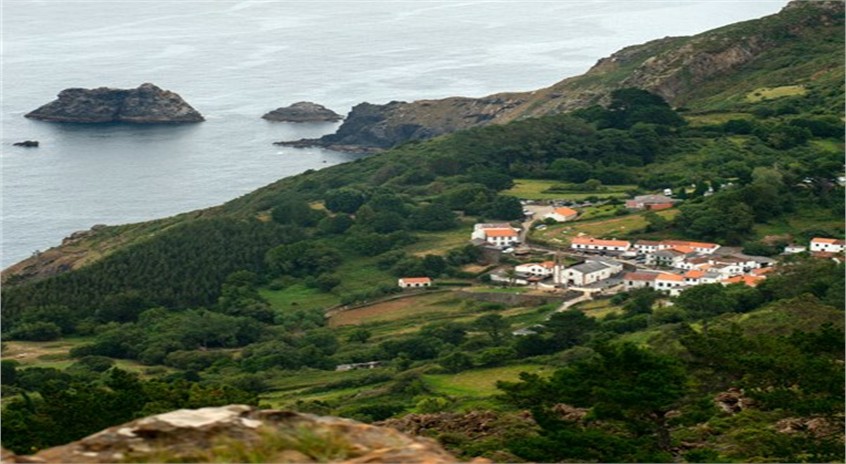 Panorámica de la Isla Gabeira en San Andrés de Teixido, A Coruña. Siente Galicia.