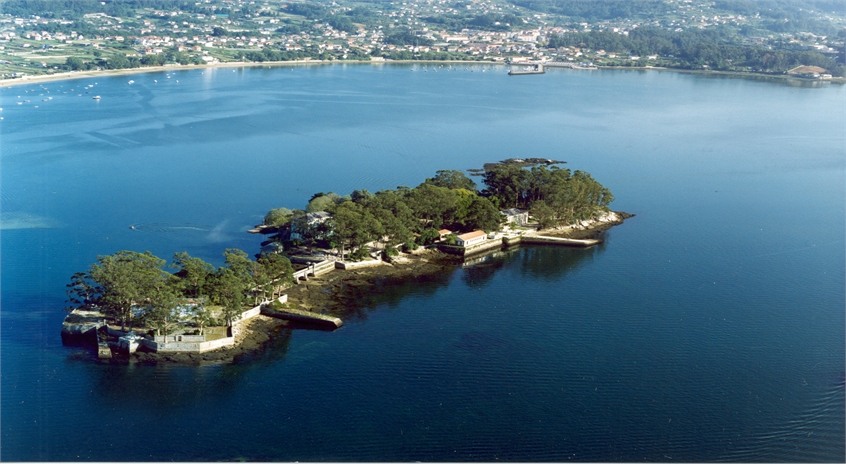 Toma aérea de la Isla de San Simón en el centro, con la Ría de Vigo de fondo. Siente Galicia.