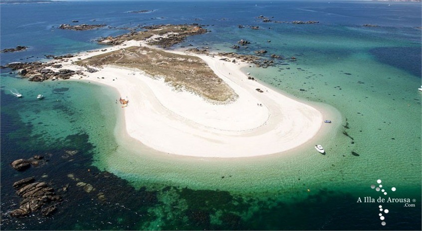 Toma aérea del Islote de Areoso en a Illa de Arousa, Pontevedra. Siente Galicia.