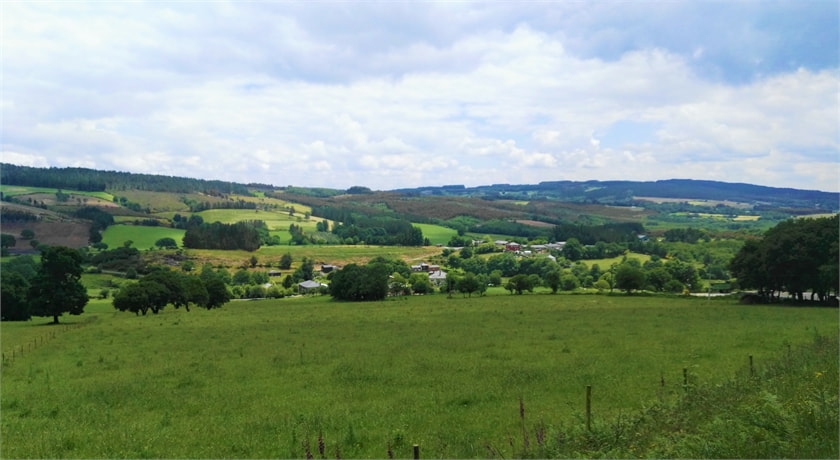 Vista de los prados y montes del Camino Primitivo